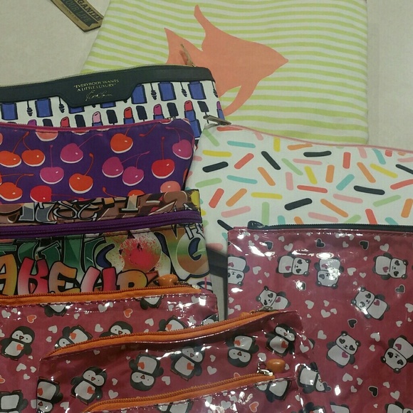 MYSTERY BOX Cosmetics bags and brushes 7 ct - Picture 3 of 9